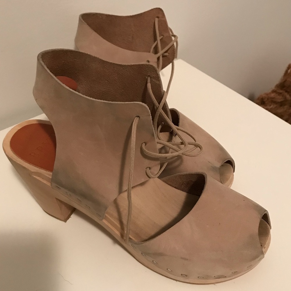 Bryr tan leather clogs